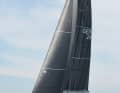 Le gréement relativement haut et performant assure de bonnes caractéristiques de navigation sportives.
