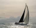 Grand Soleil GS44: Il veloce italiano può essere ordinato in due versioni, come racer designato o come cruiser veloce adatto al turismo. Prezzo competitivo. Lunghezza scafo 13,40 m; larghezza 4,30 m; peso 9,5 tonnellate. Test YACHT: Edizione 2/2021