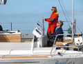 Die Plicht ist zweigeteilt. Vorn bleibt die Crew unbehelligt von Schoten und Fallen, hinten wird getrimmt und gesteuert.