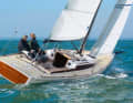 Avec beaucoup de grâce. La jolie poupe avec son miroir fermé positif caractérise l'aspect de ce beau day-sailer