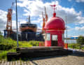 Die Kuppel vom Moleturm liegt zur Vorbereitung auf den Wiederaufbau im Hafen.
