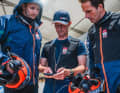 Sir Ben Ainslie (r.) und sein Team bei einer Besprechung