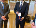 Pride and joy are written all over his face: Boris Herrmann presents the medal