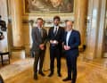 Boris Herrmann erhält die Auszeichnung im Hamburger Rathaus von Staatsrat Christoph Holstein (l.). Hamburgs Erster Bürgermeister Peter Tschentscher (r.) kam zum Gratulieren