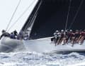 Yacht di epoche diverse sono parte del quadro