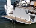 Innovativ: Ein seitlicher Niedergang führt zur geöffneten Badeplattform. Unter dem Brückendeck ist Platz für eine Grillstation