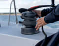 To activate the Quicktrim, the upper winch cover is turned slightly in the opposite direction to the winding direction, which disengages the selftailer and the sheet can be furled by hand