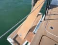 Klug. In der ohnehin schon breiten Badeplattform ist eine Gangway integriert. Das Formteil aus Kohlefaser ist sehr stabil, gleichzeitig aber auch sehr leicht.