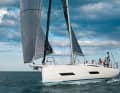 Unübersehbar. Der Knick im Deck ist das Markenzeichen von Eleva Yachts. Prägend ist auch das Design der Fenster.