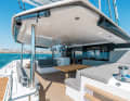 Relax wherever you want: there is endless space. The fixed bimini protects the entire outer cockpit