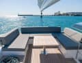 Luftig: Aussichtsreiche Lounge-Fläche auf der Flybridge. Alternativ lässt sich hier auch eine Sonnenliege realisieren