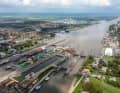 Elbe side: the Brunsbüttel lock. The construction site at the 5th chamber can be seen in the centre. The small harbour is on the left directly behind the lock (waypoint 1 on the map in the article)