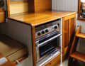 Prioritised: No expense has been spared in the galley. The cooking area located directly by the companionway takes up a relatively large amount of space and is even equipped with an oven. The interior design is characterised by a strong visual contrast.