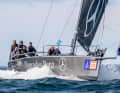 L'équipage du Mercedes Benz finlandais s'échauffe à la voile