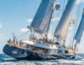 46. Zenji: Das Flybridgeformat legte 2004 als „Santa Maria“ ab. Zuletzt empfing sie 2022 ein neuer Eigner, der ihr ein Refit spendierte. Für mehr Tenderstauraum besitzt „Zenji“ im Vergleich zu den Schwestern ein höheres vorderes Freibord. Ab rund 205 000 Euro/Woche steht sie Chartergästen zur Verfügung, auch für Regatten. Der Zweimaster nahm mehrfach am Perini-Navi-Cup teil und ging bei der St. Barth’s Bucket an den Start.