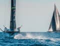 Die AC75 "Britannia" pflügt über den America's-Cup-Kurs von Barcelona. Am Horizont ist die schwedische J "Svea" zu sehen