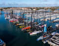 Der Blick auf die Imoca-Flotte in Les Sables-d'Olonne, dem Start- und Zielhafen der Vendée Globe