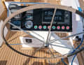 Appuyer sur les boutons : Les winchs Andersen pour les écoutes et les drisses et les enrouleurs pour la grand-voile et le foc se commandent sur les roues.