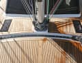 Virez de bord automatiquement : Le rail du foc auto-vireur confortable, qui fonctionne parfaitement, est intégré au pont, mais il est assez court.