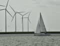 Windanlagen flankieren das Fahrwasser der Randmeere, das genügend Platz für freies Segeln lässt.