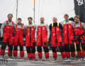 Das Team, das mit Thomas Coville um die Welt segeln wollte und das nun warten muss.