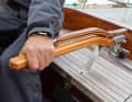 Perfettamente sagomato: Il fiocco a barra segue il design curvo della barra a lamelle. L'autopilota è ancorato al supporto