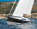Can cope well with wind and waves: The stay jib is an extra for long strokes and is only used for testing purposes. The overlapping genoa on the profile forestay is standard