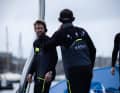 Skipper François Gabart blickt sich um.