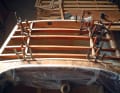 La costruzione continua: Come su tutte le altre bighe, il ponte dell'ampliamento è costituito da travi, rivestite con tavole e teak.