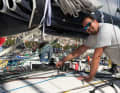 Co-Skipper Cord Hall arbeitet vor dem Start am Boot.