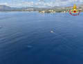 Die gesunkene 56-Meter-Yacht "Bayesian" auf Grund  (heller Schatten) vor Porticello