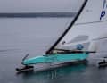 A velocità superiori a 80 km/h, quasi tutto ruota intorno all'aerodinamica. Le vele sono posizionate al massimo vicino al pozzetto. E i velisti indossano tute da gara attillate.