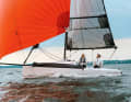Le First 18 SE est une classe monotype ; gréement en fibre de carbone, voile laminée et configuration du gennaker sont standard.