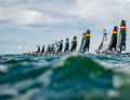 Das Feld der 49er FX an der Startlinie