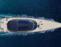 Die neue 48 wird als Slup in zwei Varianten angeboten: Regatta und Cruising. Das gesamte Handling soll über Joysticks am Steuerstand möglich sein