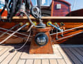 Hier ist der Traveller auch Fallenschapp. Die Leinen laufen durchs Schiff und treten am Reitbalken aus. Bedient werden sie mit Constrictorklemmen