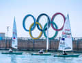 Dans le port de Qingdao, les cinq anneaux témoignent du passé olympique.