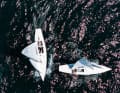 Depuis la perspective du drone : deux cerfs-volants suisses entre eux.