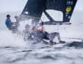 Athletisches Segeln im olympischen 49er bei der Kieler Woche.