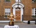Der Admiral's Cup vor dem Royal Ocean Racing Club am St. James Place