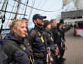 Comunità, disciplina e routine: Durante il viaggio di addestramento sulla "Gorch Fock", i membri dell'equipaggio diventano compagni. I cadetti possono sopravvivere solo se sono una squadra.