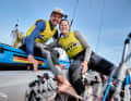 Simon Diesch et Anna Markfort se réjouissent de leur médaille d'argent aux championnats du monde en 470 mixte.