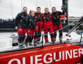Hier feiert die Crew um Élodie Bonafous den Silbererfolg mit "Petits Princes – Quéguiner".