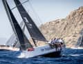 Vor felsiger Kulisse: die spanische DK 46 "Hydra-HM Hospitales".