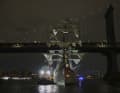 Der Schlepper, der beim Ablegen geholfen hatte, assistiert hier der ankernden "Cuauhtémoc" vor der Manhattan Bridge.