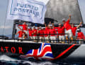 Tony Langley und seine Crew feiern ihren Sieg vor Puerto Portals