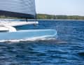 Die Wavepiercer-Schwimmer haben mehr Auftrieb als der Hauptrumpf. Ab 14 Knoten Speed steigt eine feine Gischt Fontäne auf.