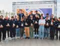 Simon Diesch et Anna Markfort, quatrièmes aux championnats du monde, rayonnent au centre de la photo devant le podium des championnats du monde.