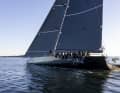 Der 100-Fußer „Black Jack“, eine modifizierte Sydney-Hobart-Rennmaschine, war nach der Rundung von Gotland als erste Yacht im Ziel.