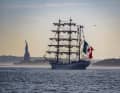 Bild mit Symbolcharakter: Die "Cuauhtémoc" passiert Staten Island und die Freiheitsstatue.